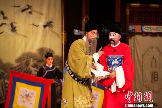15日晚，中国国家级非物质文化遗产山东大弦子戏经典剧目《两架山》在香港大会堂演出，首次登上香港戏台，图为《两架山》剧照。　资料剧照 摄