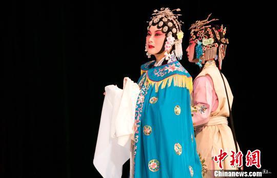 15日晚，中国国家级非物质文化遗产山东大弦子戏经典剧目《两架山》在香港大会堂演出，首次登上香港戏台，图为《两架山》剧照。　资料剧照 摄