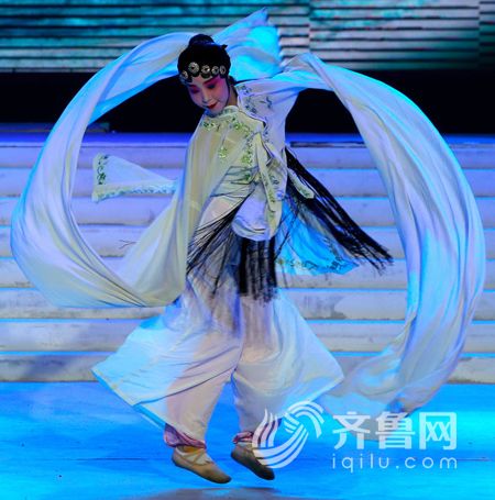 由山东广播电视台倾力打造的首部原创性中国古典戏曲服饰意象艺术大型展演《大羽华裳》7月15日晚在新疆喀什“山东精品剧目喀什行”活动上上演。