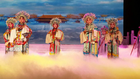 由山东广播电视台倾力打造的首部原创性中国古典戏曲服饰意象艺术大型展演《大羽华裳》7月15日晚在新疆喀什“山东精品剧目喀什行”活动上首演。