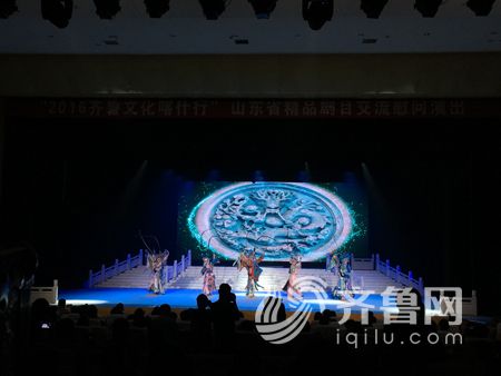 由山东广播电视台倾力打造的首部原创性中国古典戏曲服饰意象艺术大型展演《大羽华裳》7月15日晚在新疆喀什上演。