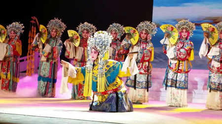 由山东广播电视台倾力打造的首部原创性中国古典戏曲服饰意象艺术大型展演《大羽华裳》7月15日晚在新疆喀什上演。